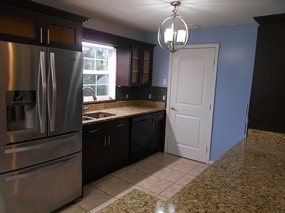 3rd image of 608 Wilshire Dr