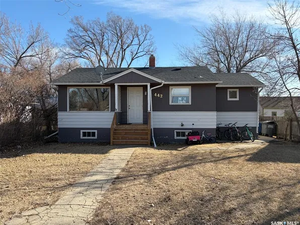 442 Front STREET W, Eastend, SK S0N 0T0