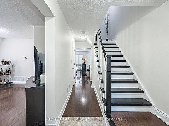 5th image of 329 Howard Cres