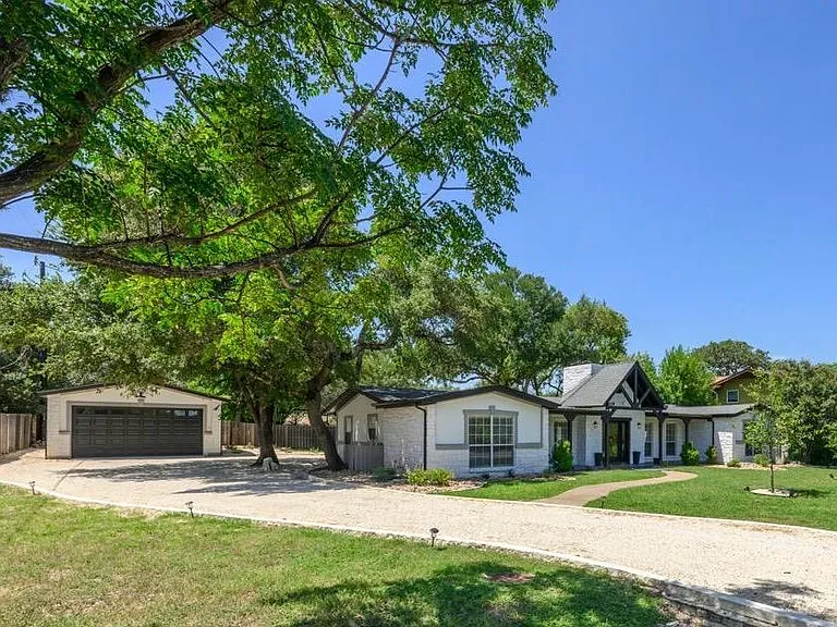 303 Lakeway Dr — Photo 2