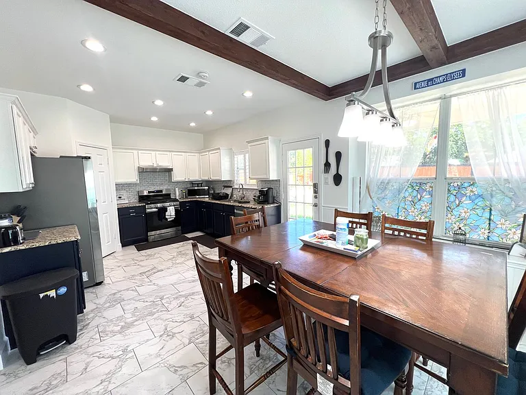 2106 Huxley Ln — Photo 9