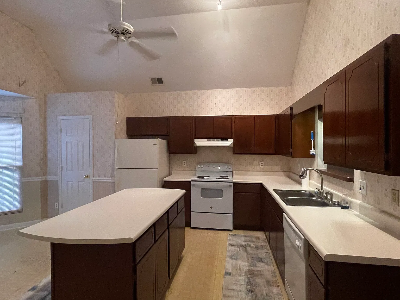 3 bed, 1840 sqft, $1,999 — Photo 3