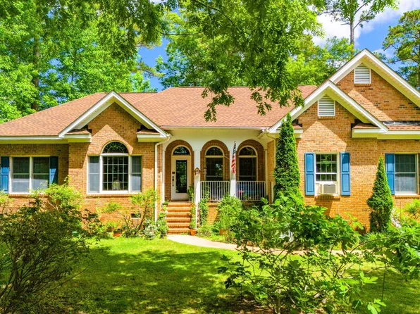 101 Waters Edge Drive, Chocowinity, NC 27817