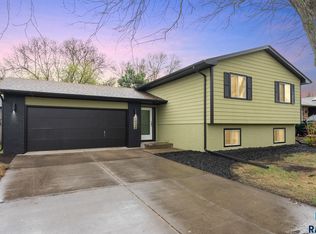4924 S Baneberry Dr, Sioux Falls, SD 57106