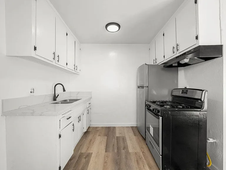 634 W 92nd St — Photo 17