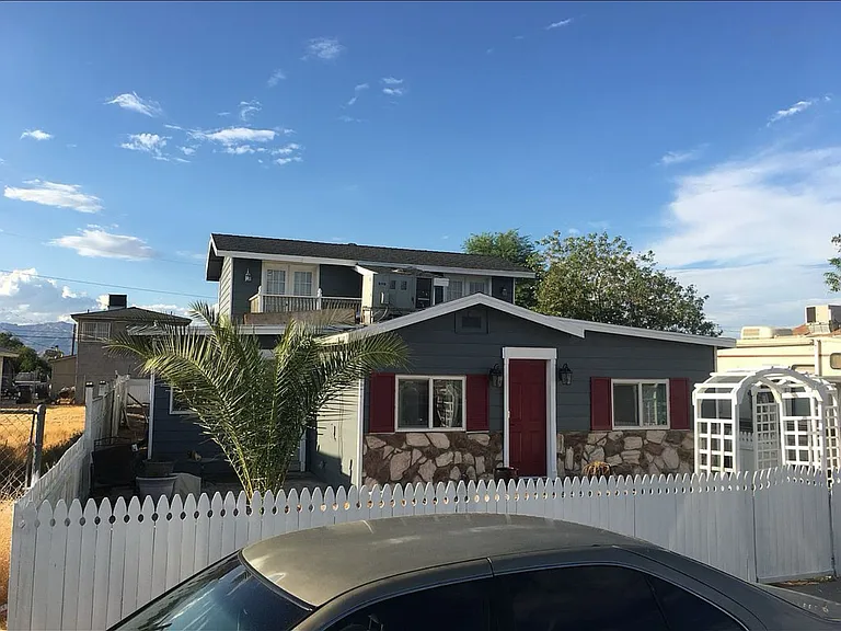 1376 Lawry Ave — Photo 2