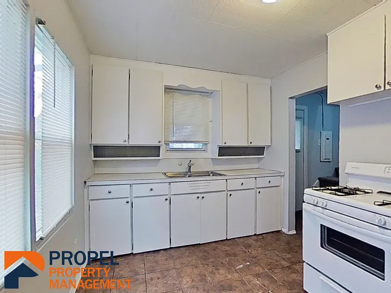 3 bed, 1.0 bath, 1100 sqft, $1,400 — Photo 2