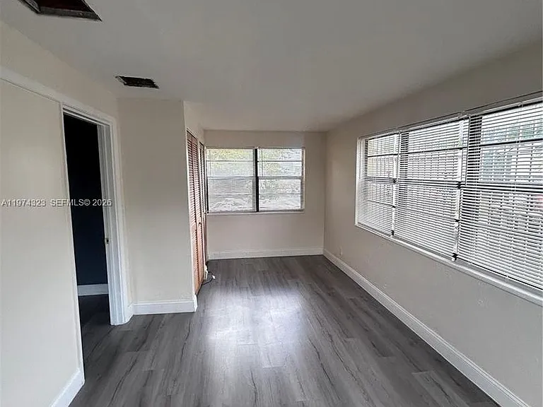 91 NE 6th Ct — Photo 4