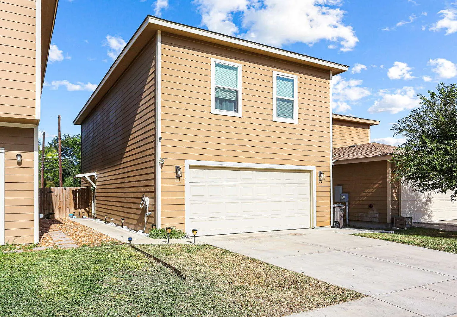 3 bed, 2.5 bath, 1690 sqft, $2,200 — Photo 2