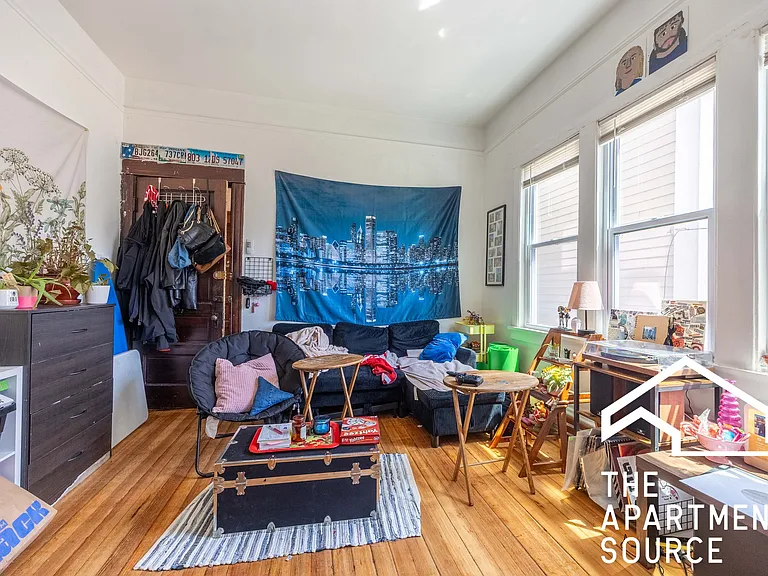 1245 W Barry Ave #B — Photo 2