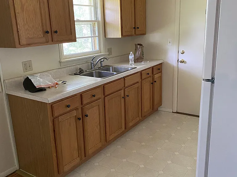 706 S Taylor Dr — Photo 5