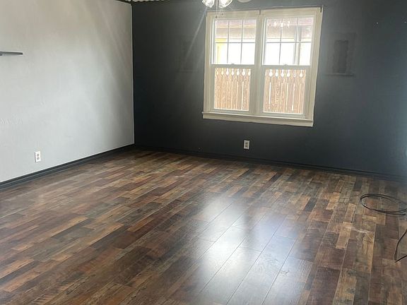 3rd image of 411 S Elm St