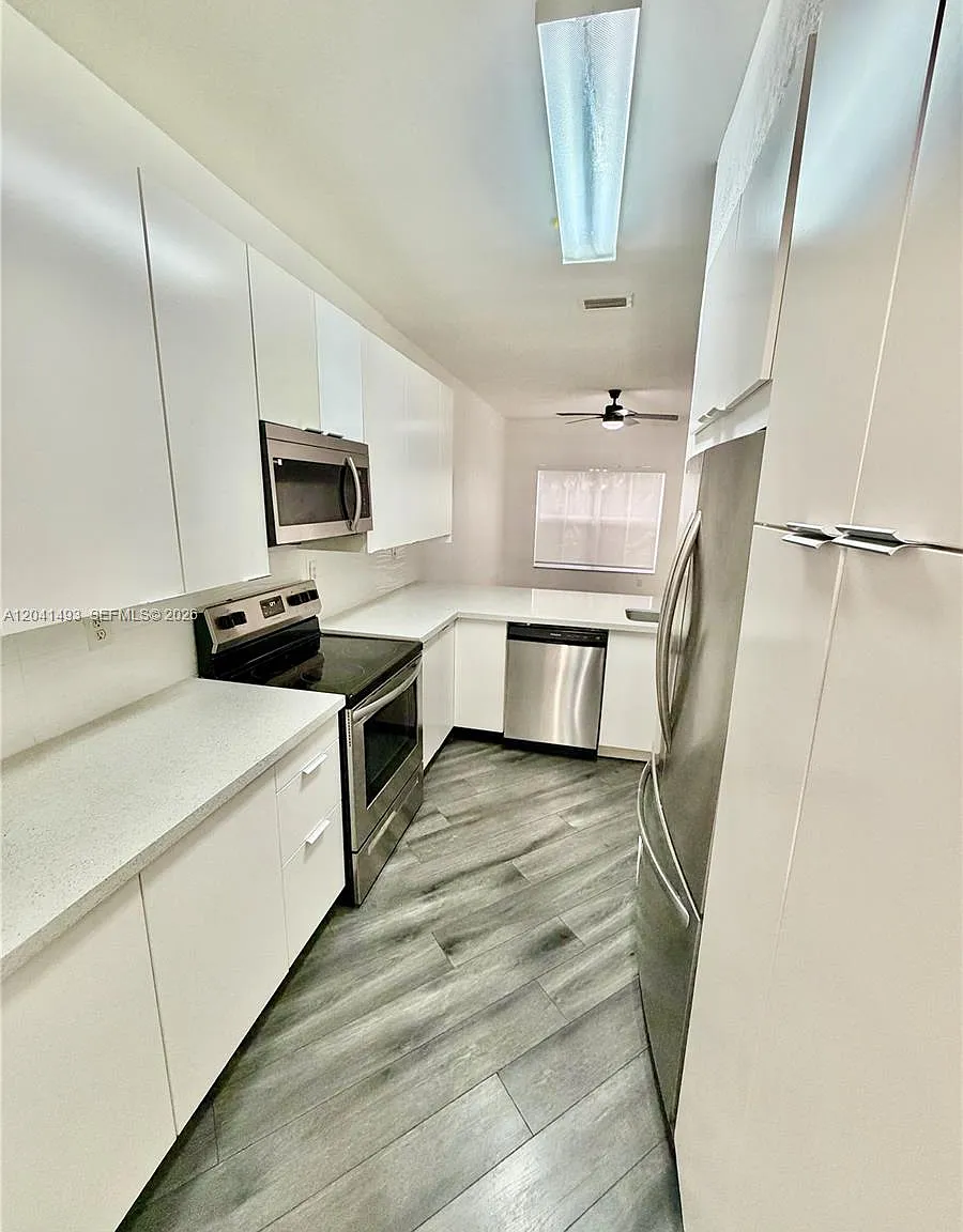 3 bed, 2.5 bath, 1502 sqft, $3,200 — Photo 2