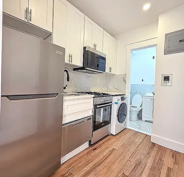 222 W 17th St #4C — Photo 3