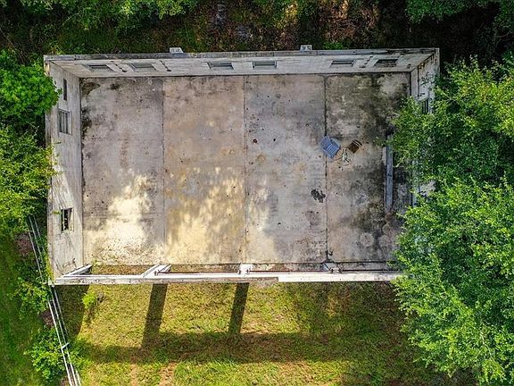 3rd image of 211 Silver Pond Ln