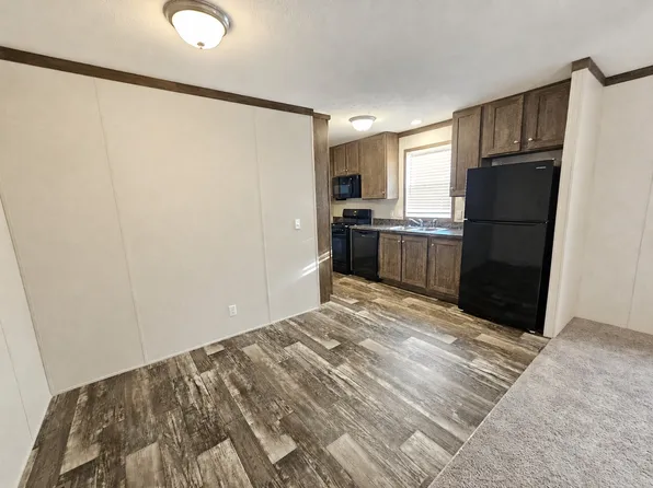 215 Maple Ave, Highland, MI