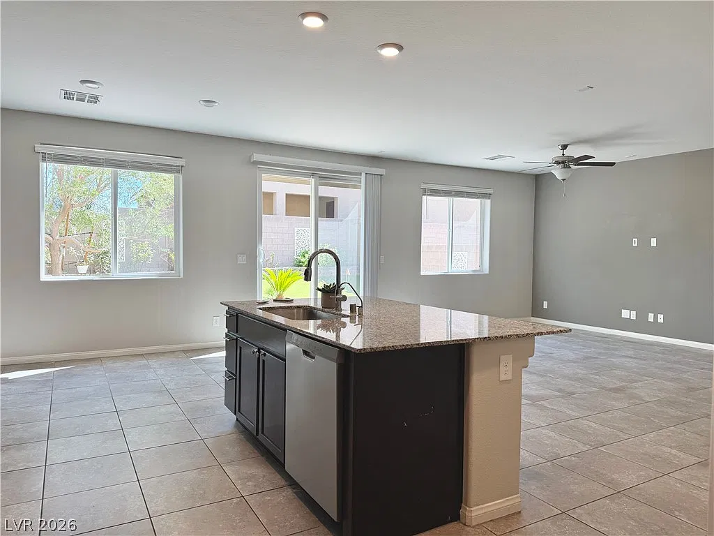 4 bed, 2.5 bath, 2380 sqft, $2,400 — Photo 2