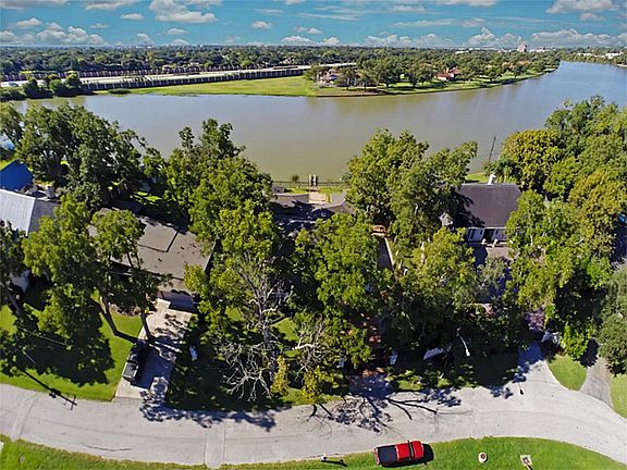 Aerial view of House and Lake