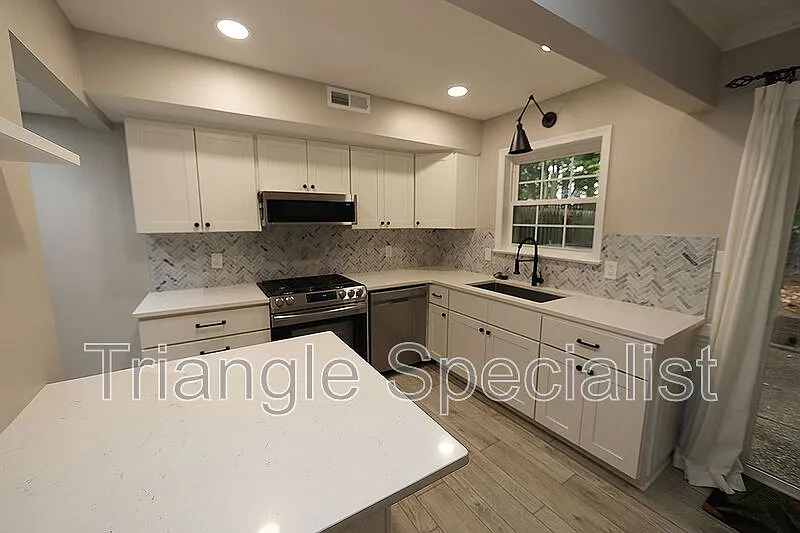 3 bed, 1.5 bath, 1268 sqft, $1,995 — Photo 3