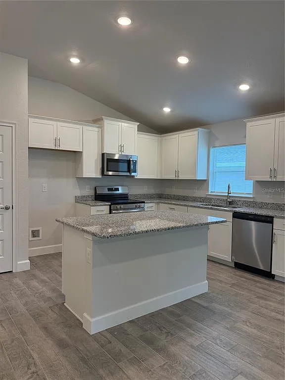 3 bed, 2.0 bath, 1720 sqft, $2,400 — Photo 3