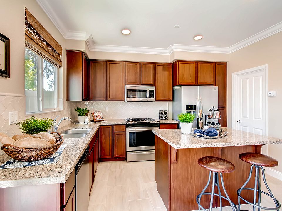 1st image of 425 Nickel Creek Dr