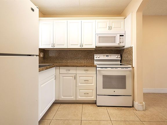 5th image of 8460 Sunrise Lakes Boulevard #206