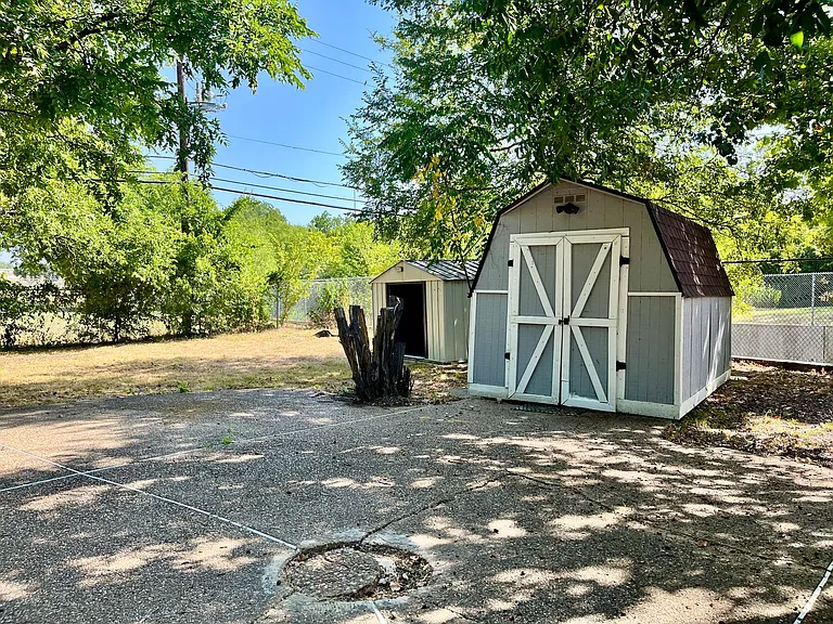 830 Blackburn St — Photo 36