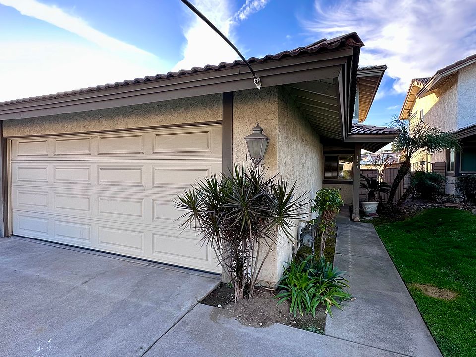 1st image of 165 Oak Forest Cir