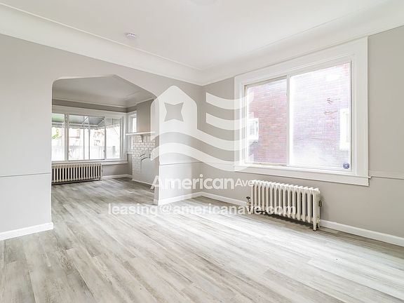 1327765_004_living_room_13979537.jpg