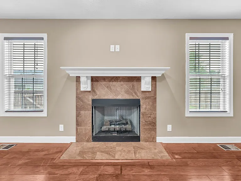 563 Falkland Cir — Photo 10