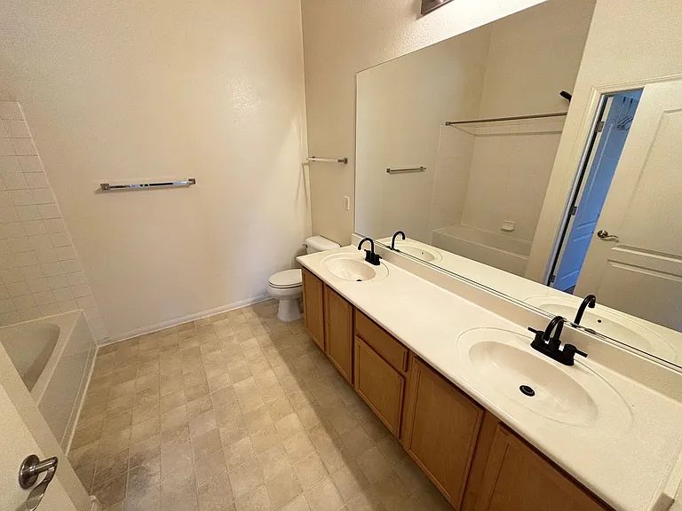 2305 W Horizon Ridge Pkwy #2324 — Photo 10