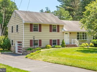 19 Morningside Dr, Pennington, NJ 08534