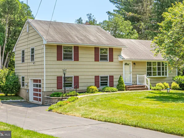19 Morningside Dr, Pennington, NJ 08534