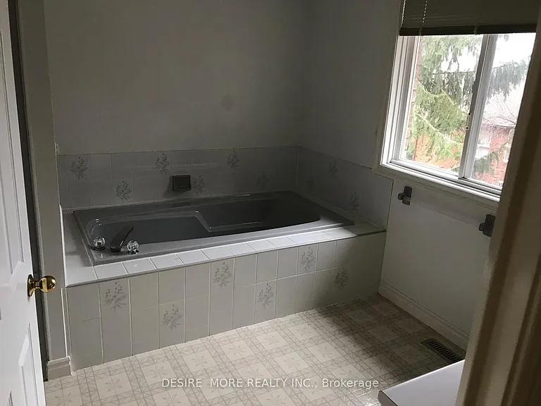 54 Mayfair Dr N #SE — Photo 34