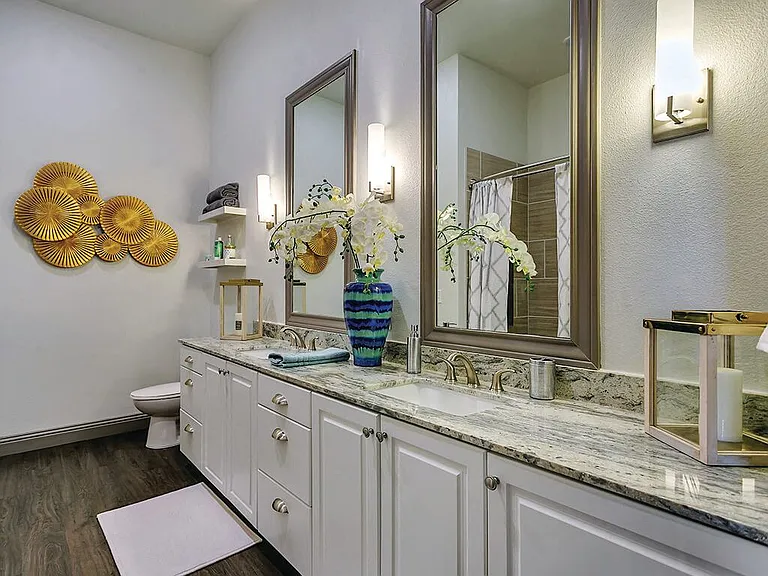 The Huntington Apartments — Photo 14
