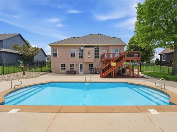 1305 SW Crystal Creek Pl, Blue Springs, MO 64015