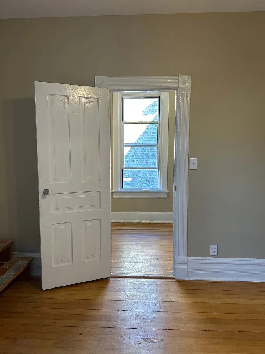 Building Photo - 862 N Hermitage Ave #1R