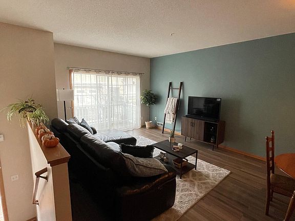 5th image of 620 Willoughby Way W