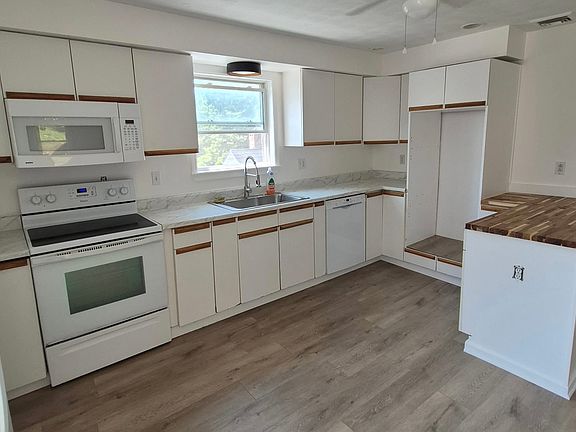 Kitchen wraps around