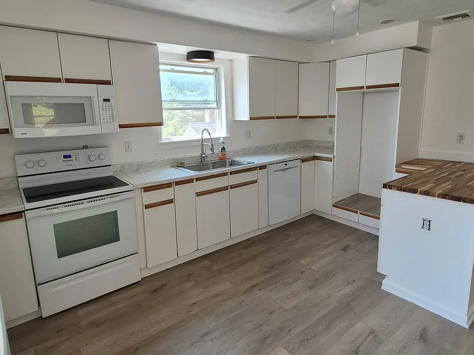 Kitchen wraps around