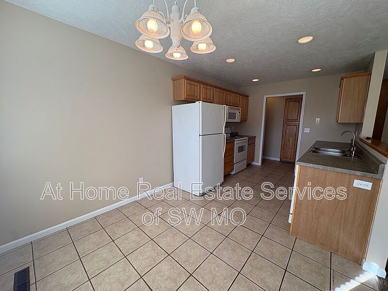 1st image of 304A Excalibur Ct