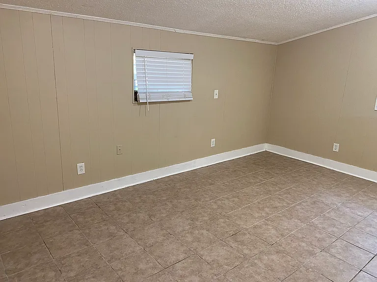 4066 Wesley Ln S — Photo 9