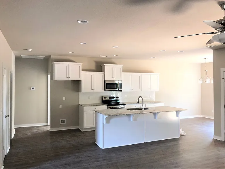 481 N Tacoma St — Photo 3