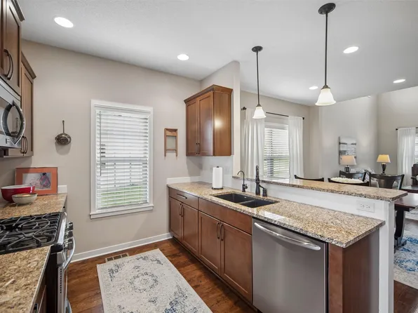 5449 S Prairie View Dr, West Des Moines, IA 50266
