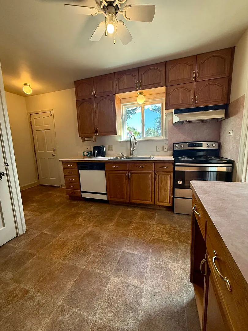 Charming Tacoma Craftsman with Spacious Basement & Bonus Area — Photo 4