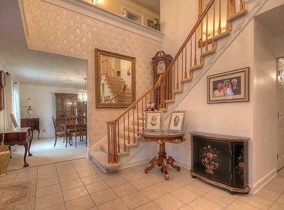 4th image of 568 Gilbert Dr