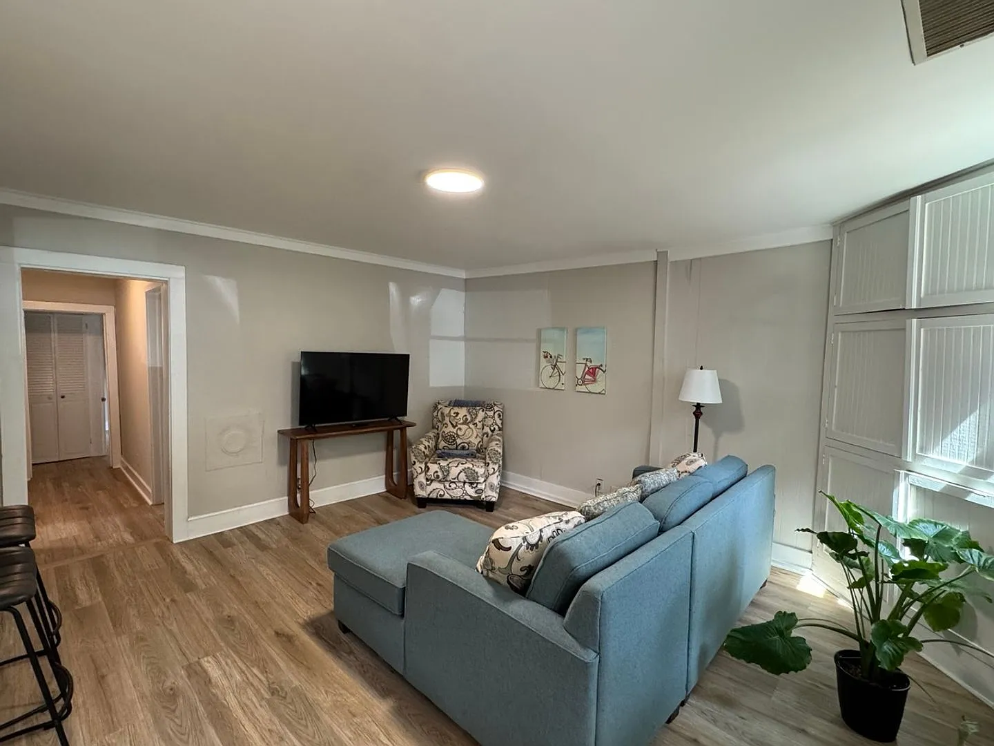 Charming 3-Bedroom Cottage in Normaltown Prime Athens Location — Photo 1