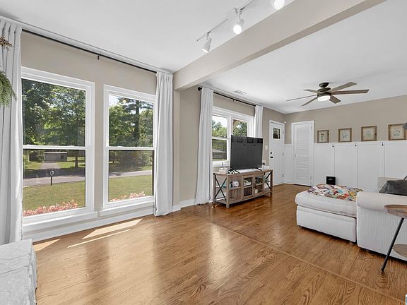 5th image of 587 Springdale Rd