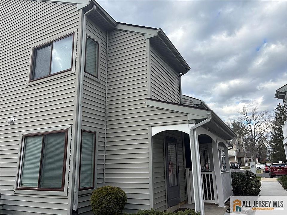 1st image of 904 Gregorys Way