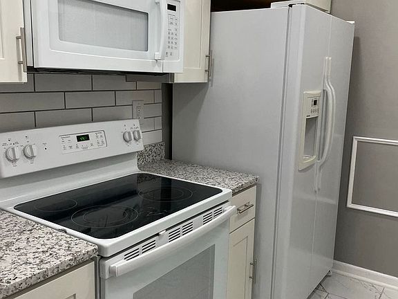 2nd image of 1104 Creekside Ct